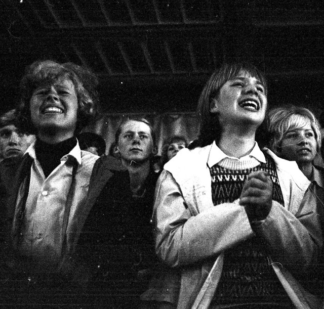 Rolling Stones-fans avbildet i forbindelse med konserten de holdt i messehallen på Skøyen (Sjølyst) 24.06.1964.