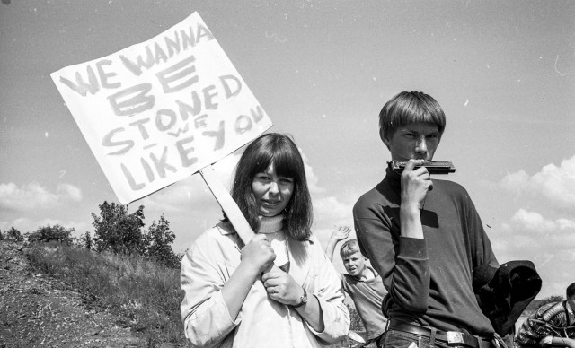 Norske fans avbildet i forbindelse med at The Rolling Stones ankommer Fornebu dagen før konserten i messehallen på Skøyen (Sjølyst) 24.06.1964.