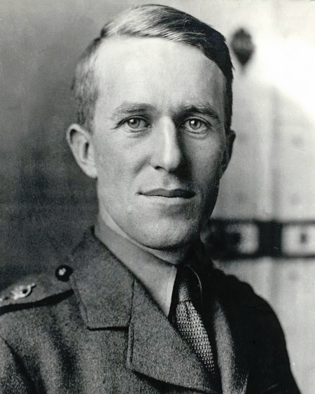 Lawrence in British Army uniform, 1918.Source