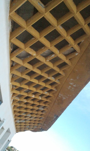 Overhanging roof .Source