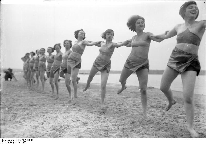 What they wore on the beach back in the '30s | The Vintage News
