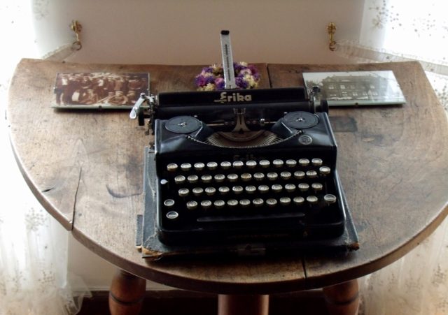 Jünger's typewriter pictured in his home. Source
