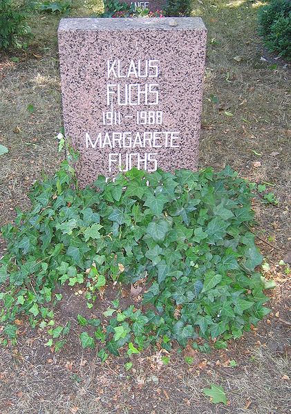 The grave of Klaus Fuchs in Berlin. Photo by Pholker CC BY-SA 3.0