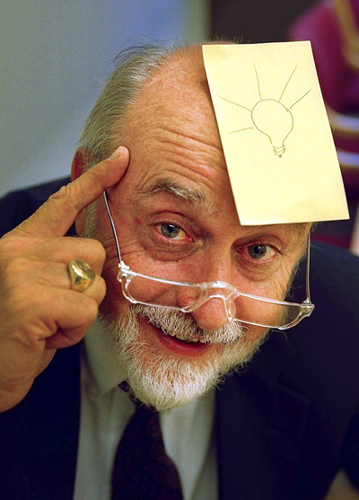 Art Fry oppfant Post-it-lappene og forandret måten vi kommuniserer på. Gul lapp på pannen med lys idé tegnet .Source