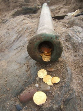 Gold coins and a cannon Dieter Noli