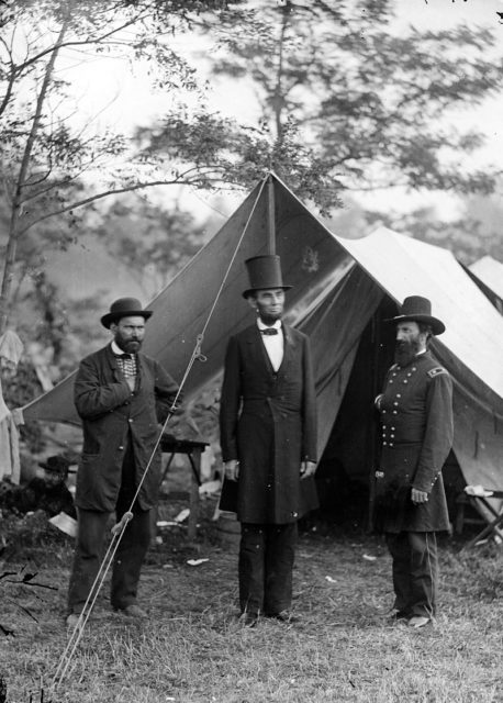 During the Civil War, Kate Warne travelled with Pinkerton to meet McClellan's Ohio Division. This photo shows Pinkerton and Lincoln at that time. Source:Library of Congress. 