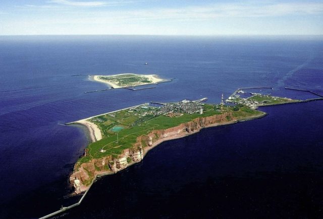 Heligoland's main island and its accompanying islet of Dune, pictured in 2005. Source: By Original by Pegasus2reworked by Sioux - Own workPegasus2 see Image:Helgoland_Vogelperspektive.jpg, CC BY-SA 3.0, https://commons.wikimedia.org/w/index.php?curid=1529452