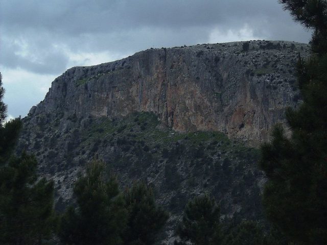 Black cave It is a cavity 12 m wide at its opening that extends 12 m inside. In the same have been found since 1990 sites with hominid remains dating back to antiquity no less than 780,000 years and could reach 990000 in Calabriense (early Pleistocene) Source:Wikipedia/public domain