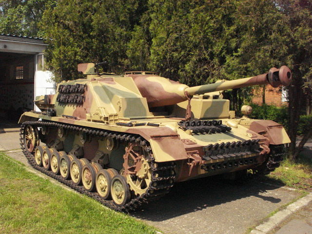 800px-Sturmgeschutz_iv_Muzeum_Broni_Pancernej_CSWL_2