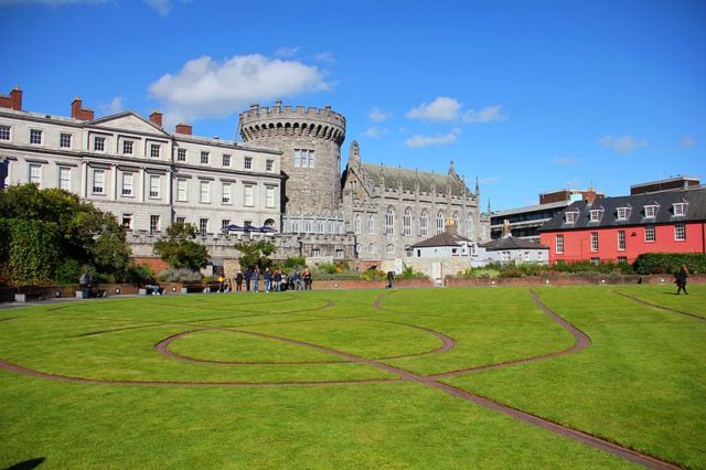 Dubh Linn Gardens, Dublin Castle. Photo by J.H. Janßen – Own work CC BY-SA 3.0,