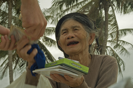 A Vietnamese woman with blackened teeth.By Uwe Strasser from Austria - Black and White, CC BY 2.0, https://commons.wikimedia.org/w/index.php?curid=3135980