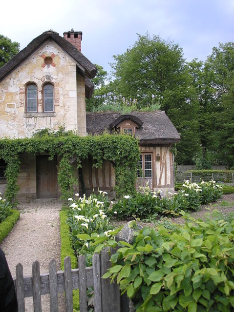 A cottage garden By deror avi - Own work, Attribution, https://commons.wikimedia.org/w/index.php?curid=1716441