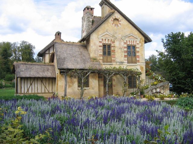 Back of the Moulin, the watermill cottage built for Marie Antoinette. CC BY-SA 3.0, https://commons.wikimedia.org/w/index.php?curid=354081