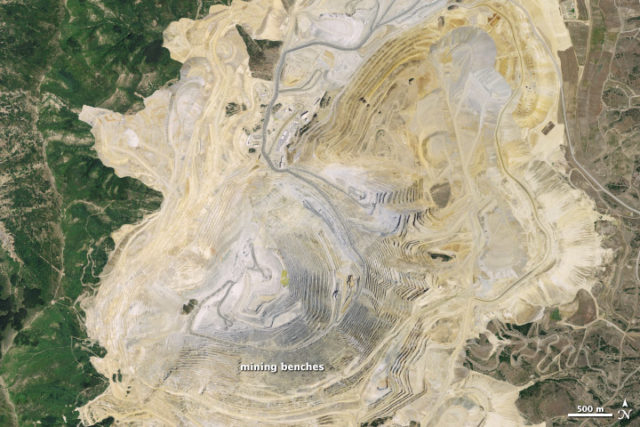Bingham Canyon Mine satellite images before (left, July 20, 2011) and after (right, May 2, 2013) a landslide on April 20, 2013 Source