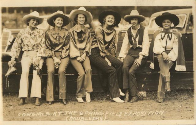 Everyone is wearing different trousers, a group of cowgirls at the Springfield Exposition. Photo By Muffet –  CC BY 2.0