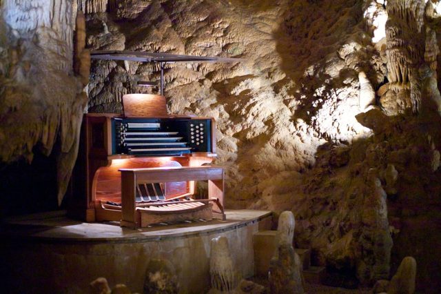 Custom console of the Stalacpipe Organ (an electrically actuated lithophone). By Jon Callas/CC BY 2.0