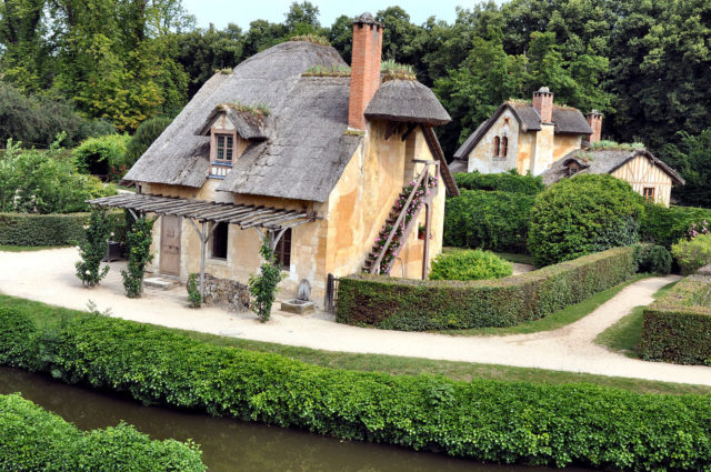 Dovecote and Guard house By Starus - Own work, CC BY-SA 3.0, https://commons.wikimedia.org/w/index.php?curid=15628355