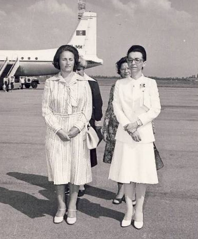 Elena Ceausescu (left) with Lyudmila Zhivkova (right) in 1977.