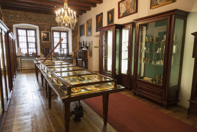 Exhibits also include medieval scientific instruments, globes, paintings, collectibles, furniture, coins and medals. Source