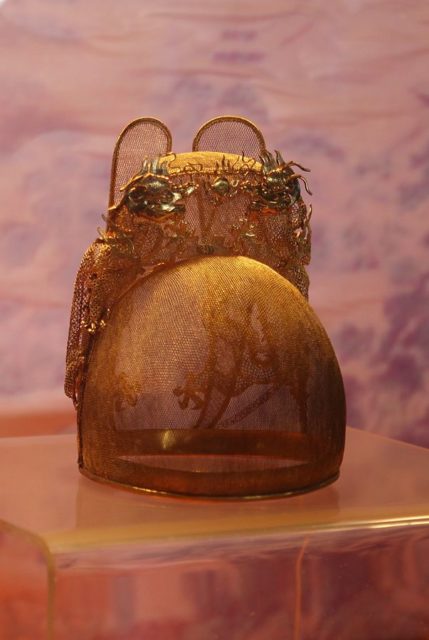 Golden crown (replica) excavated from Dingling tomb