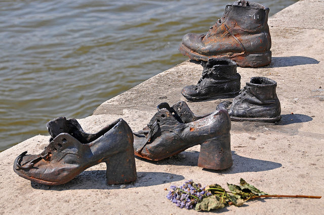 The memorial was conceptualized by film director Can Togay and was created by Togay together with Gyula Pauer, a Hungarian sculptor awarded the Kossuth-prize. What visitors will see are 60 pairs of rusted period shoes cast out of iron. Author: Dennis Jarvis – CC BY-SA 2.0