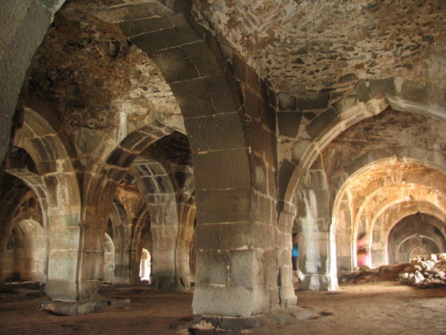 Hallway of arches. By Damitr/CC BY-SA 4.0