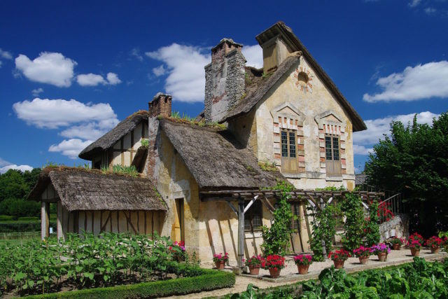 Hameau de la Reine (Versailles) By Jean-Marc Astesana from Voisins le Bretonneux, France - Hameau de la Reine (Versailles), CC BY-SA 2.0, https://commons.wikimedia.org/w/index.php?curid=47083286