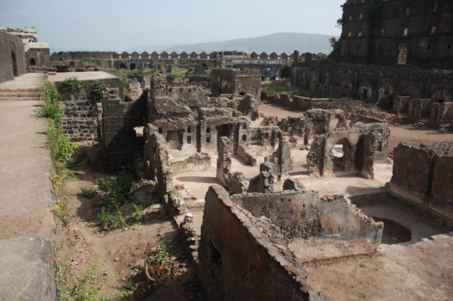 In its heyday, the fort had palaces, mosques, fresh water tanks, markets and quarters for officers. By Vikas Rana/Flickr/CC BY 2.0