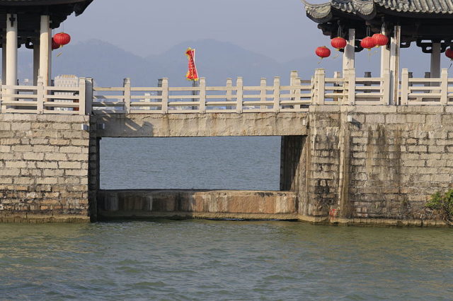 It is renowned as one of China's four famous ancient bridges; the other three are the Zhaozhou Bridge, the Lugou Bridge and Luoyang Bridge. By Zhangzhugang/GFDL