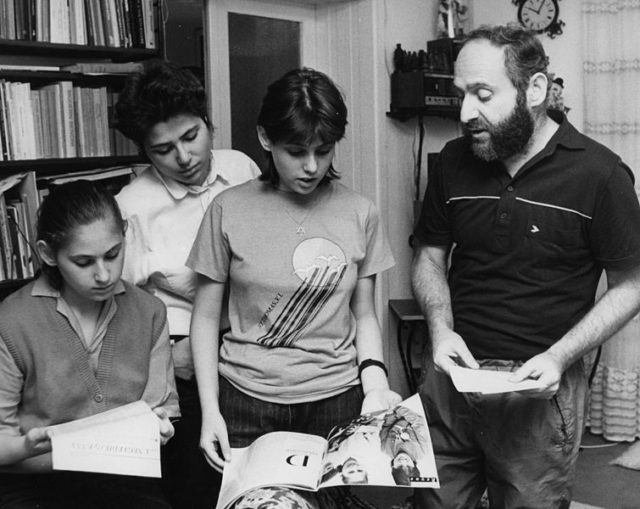 László with his daughters Judit, Zsuzsa and Zsófia. By Fortepan adományozó URBÁN TAMÁS - FOTO:Fortepan — ID 40708: http://www.fortepan.hu/?tags=&view=query&lang=hu&q=40708, CC BY-SA 3.0, https://commons.wikimedia.org/w/index.php?curid=47479088