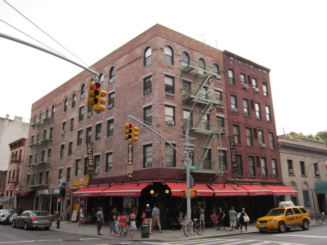 Lombardi's Pizza, 32 Spring Street, Manhattan, New York.By Leonard J. DeFrancisci, CC BY-SA 3.0, https://commons.wikimedia.org/w/index.php?curid=11061703