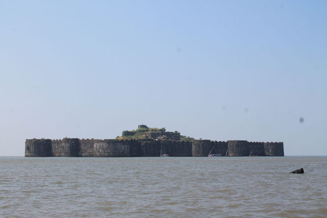 Murud Janjira Fort View from ferry point in Rajapuri. By Chirag Upadhyay/CC BY-SA 4.0