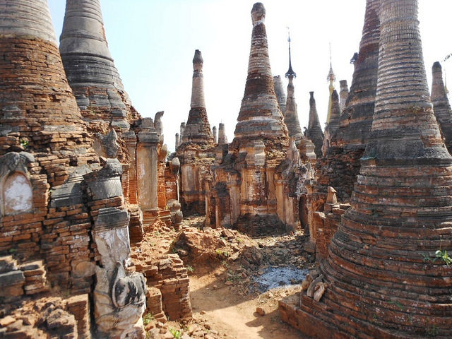 Nyaung Ohak ruined zedis. Michael Coghlan.Flickr. CC BY-SA 2.0