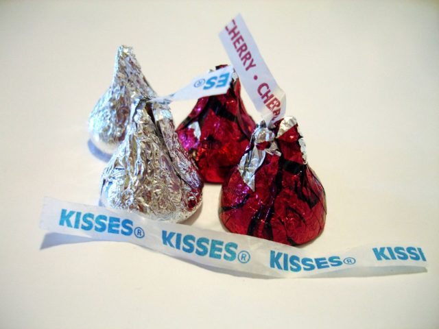 Original milk chocolate Hershey's Kisses with Cherry Cordial Creme Filled Kisses By IvoShandor - Own work, CC BY-SA 3.0, https://commons.wikimedia.org/w/index.php?curid=4042737