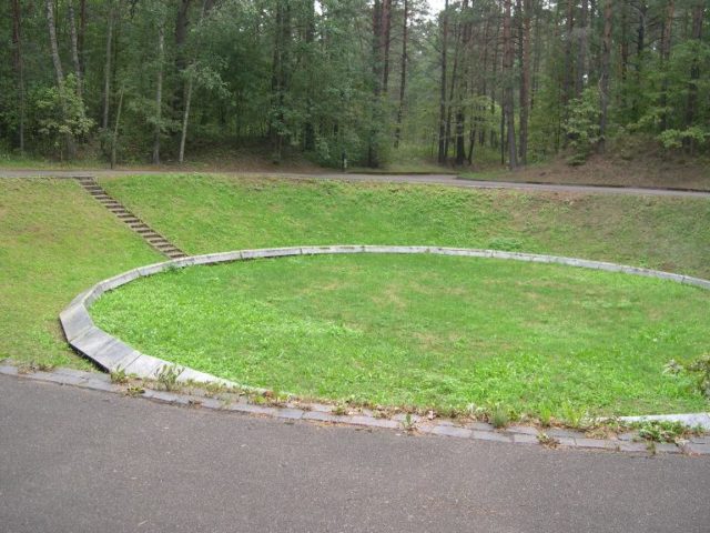 Former pit in which victims were shot Source:By upyernoz from Haverford, USA - Killing Pit, CC BY 2.0, https://commons.wikimedia.org/w/index.php?curid=3940873
