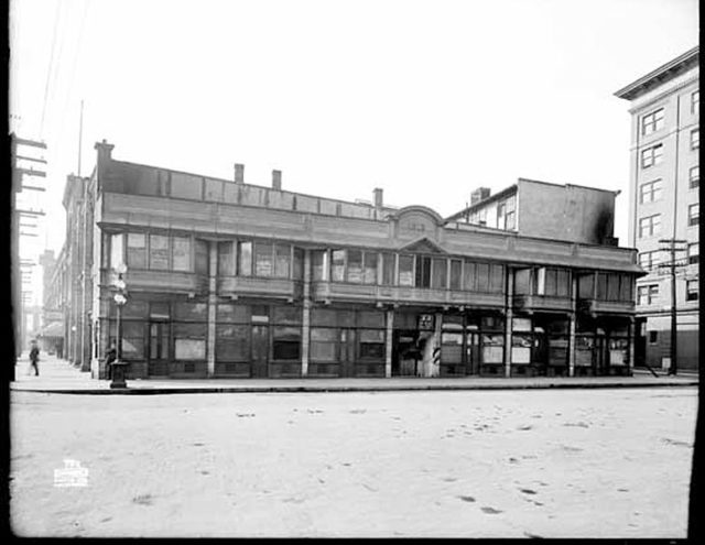 Photo of the Sam Kee building at the beginning of the 20th century. By Oargos/CC BY-SA 3.0