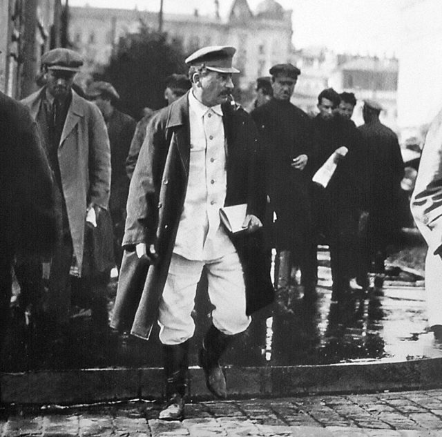 Stalin walking on a Moscow sidewalk in the late 1920s. By Soerfm - Own work, CC BY-SA 3.0, https://commons.wikimedia.org/w/index.php?curid=31377300