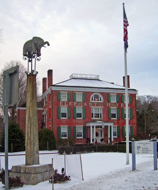 Statue of Old Bet in front of the Elephant Hotel, in Somers, New York.By Daniel Case at the English language Wikipedia, CC BY-SA 3.0, https://commons.wikimedia.org/w/index.php?curid=3748664