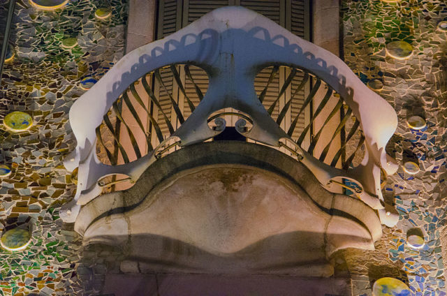 The “Skulls“ are in fact balconies and the “bones“ are supporting pillars.