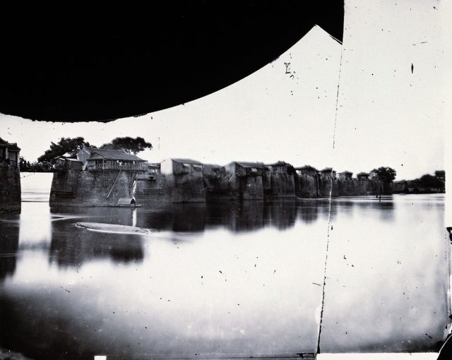 The bridge photographed in 1869 by John Thomson. By wellcomeimages.org/CC BY 4.0