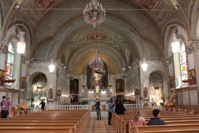 The ceiling, decorated by painter Édouard Meloche between 1886 and 1891, illustrates the life of the Virgin. Source