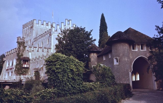 The main entrance to the castle (1979) By Steve J. Morgan, CC BY-SA 3.0, https://commons.wikimedia.org/w/index.php?curid=34612869