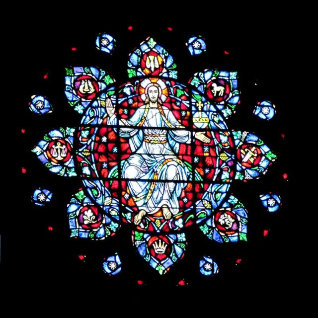 The rose window above the altar at Boston University's Marsh Chapel. By John Stephen Dwyer, CC BY-SA 3.0, https://commons.wikimedia.org/w/index.php?curid=15163788