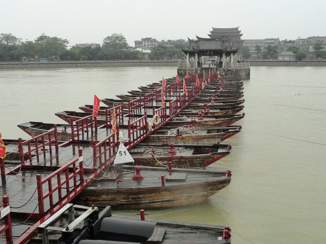 These floating boats could be moved aside to create an open channel for ships and boats to pass through. By Luis Evers/CC BY-SA 2.0