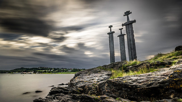 The monument is of great historical importance. The crowns and the size of the swords also symbolize the three different states which took part in the battle. Author: Giuseppe Milo – CC BY 2.0