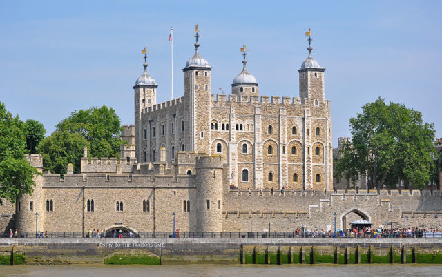 Tower of London viewed from the River Thames. By Bob Collowân - Own work, CC BY-SA 3.0, https://commons.wikimedia.org/w/index.php?curid=27401711 