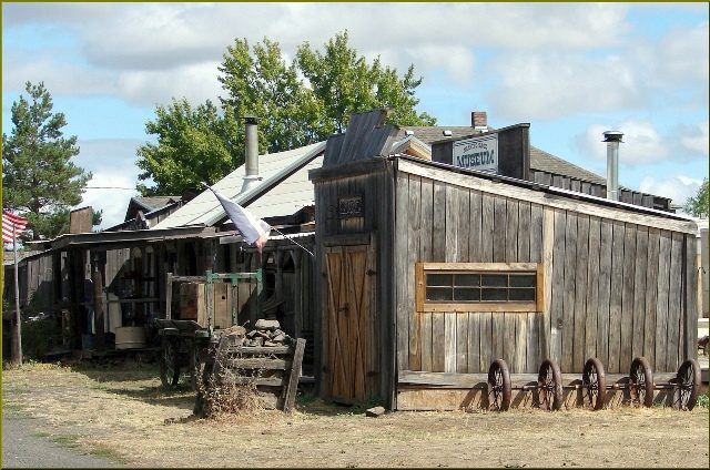 This set of buildings, with the blacksmith shop in the foreground, By Don Graham Flickr CC BY-SA 2.0