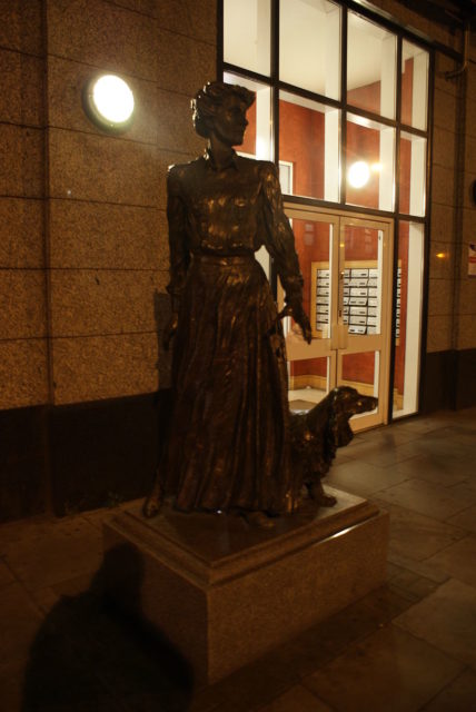Sculpture of Constance Markievicz at the Markievicz Leisure Centre, Dublin. By Heggyhomolit - Own work, CC BY-SA 3.0, https://commons.wikimedia.org/w/index.php?curid=10003901