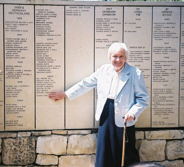 HKP survivor Pearl Good points to Plagge’s name on the Wall of the Righteous at Yad Vashem. By No machine-readable author provided. Michaeldg~commonswiki assumed (based on copyright claims). - No machine-readable source provided. Own work assumed (based on copyright claims)., CC BY-SA 3.0, https://commons.wikimedia.org/w/index.php?curid=601652