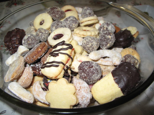 A dish of assorted cookies, including sandwich cookies filled with jam.By Dezidor - Own work (own photo), CC BY 3.0, https://commons.wikimedia.org/w/index.php?curid=8902579